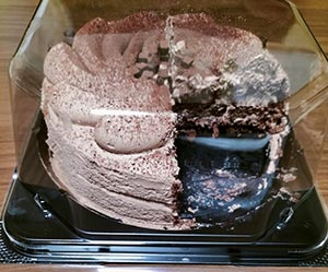 糖質オフチョコケーキにカバーをかけた状態