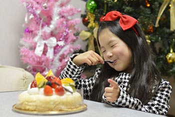ケーキを食べる女の子の画像