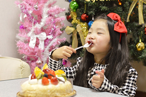 ケーキを食べる女の子の画像02